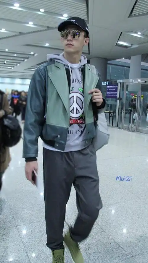 黄景瑜休闲运动装现身机场帅气十足,网友:裤子显得腿特直特长