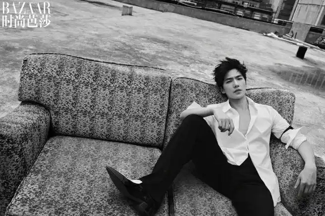 杨洋超话时尚芭莎八月刊封面人物,穿着华伦服饰登封,经典红黑造型出镜
