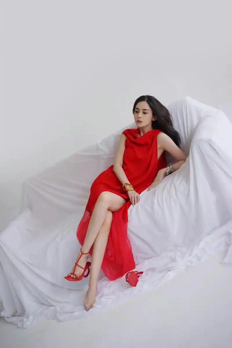 美女# #娱乐# #时尚# 古力娜扎秀美腿与她的红色高跟鞋!