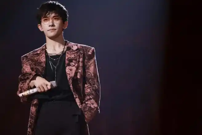 易烊千玺新生之夜大秀官宣##易烊千玺下周见倒计时