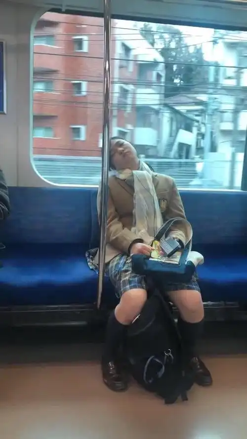 这个小姐姐竟然睡了一路,睡觉的样子真的好可爱呀!