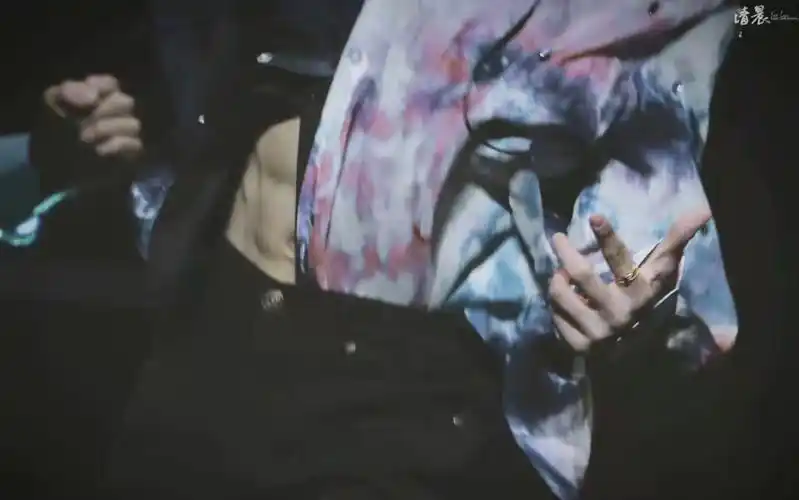 分享刘耀文的第二波腹肌照