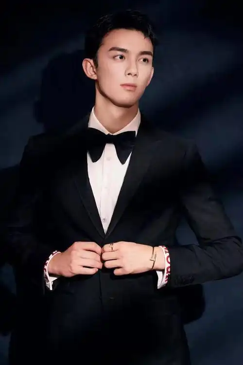 组图:吴磊现身央视春晚语言类节目终审 身穿格子大衣酷帅有型