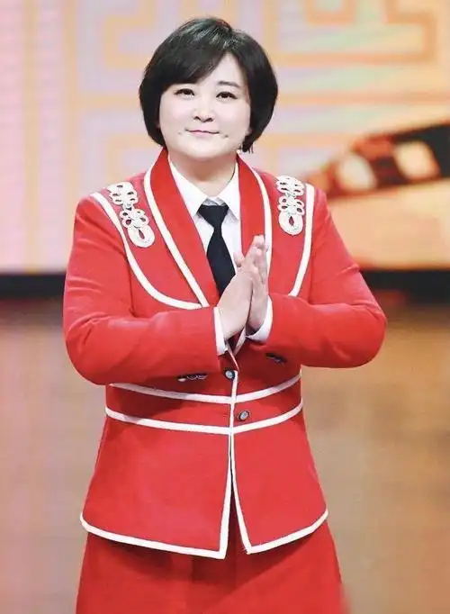 贾玲21岁凭相声出道28岁登春晚走红39岁成导演挤进中国影史