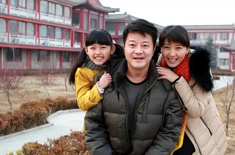 闫学晶孙子满月,前夫林越与富豪老公相处融洽,与前继女亲如闺蜜