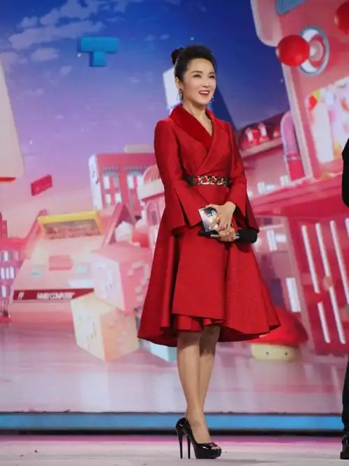 央视主持人爱心管彤爱心身穿idollad