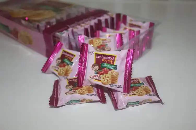 韩版草莓味果酱夹心饼干195克*24包 独立小包装休闲零食礼包批发