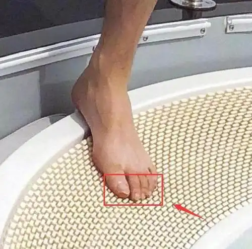 白敬亭的脚长得真不好看,跟董力有点一拼,难怪每次鞋都大