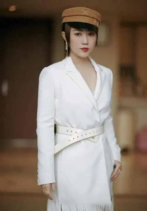 马丽当妈后更时髦穿牛仔外套配破洞牛仔裤走机场短发更显年轻