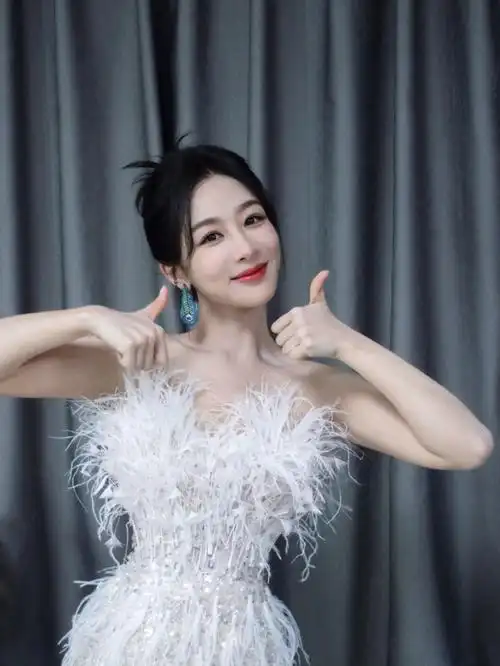 可爱又灵动!杨紫穿露肩羽毛裙比剪刀头卖萌