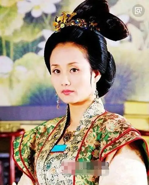 其实除了现代剧,李颖也演过古装剧,虽称不上惊艳,但却很符合古装的