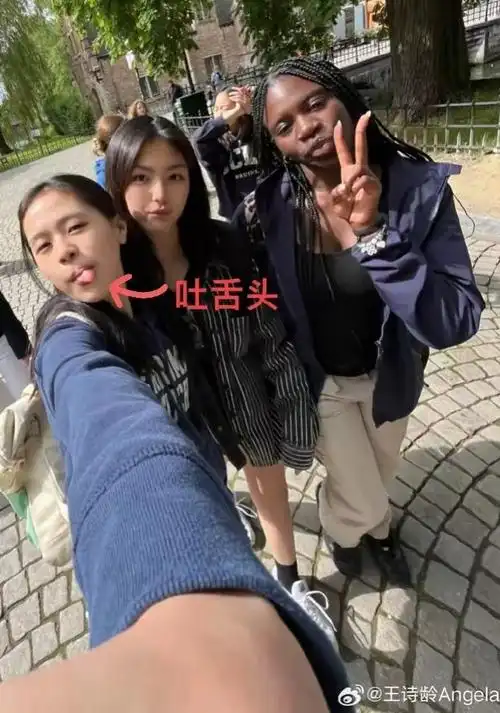 王诗龄和朋友一起游玩比利时,其中黑人朋友特别抢镜