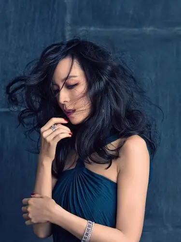 张静初红裙穿搭真好看!加上一点小心机性感又显妩媚,美感十足