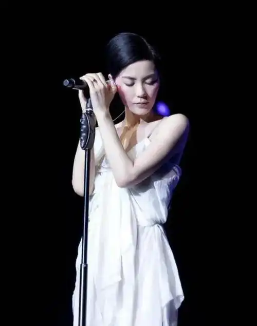 窦唯小馆子吃饭被偶遇,发福秃顶神似范伟,王菲再洒脱也不及他