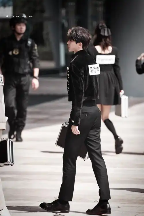 蔡徐坤今天的身材比例天生的爱豆无处安放的魅力和气场