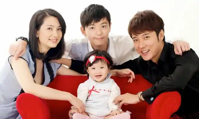 如今他们又拥有了自己的孩子,一家四口相当的幸福,虽然感情路上历经
