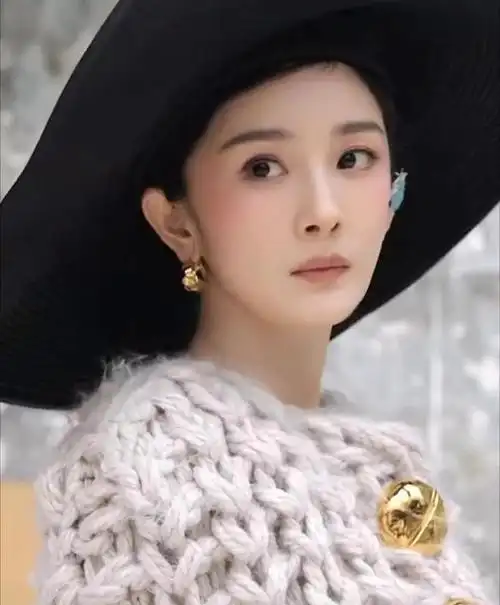 杨幂丝绒油画妆美出圈大礼帽造型时髦优雅复古文艺穿搭学起来
