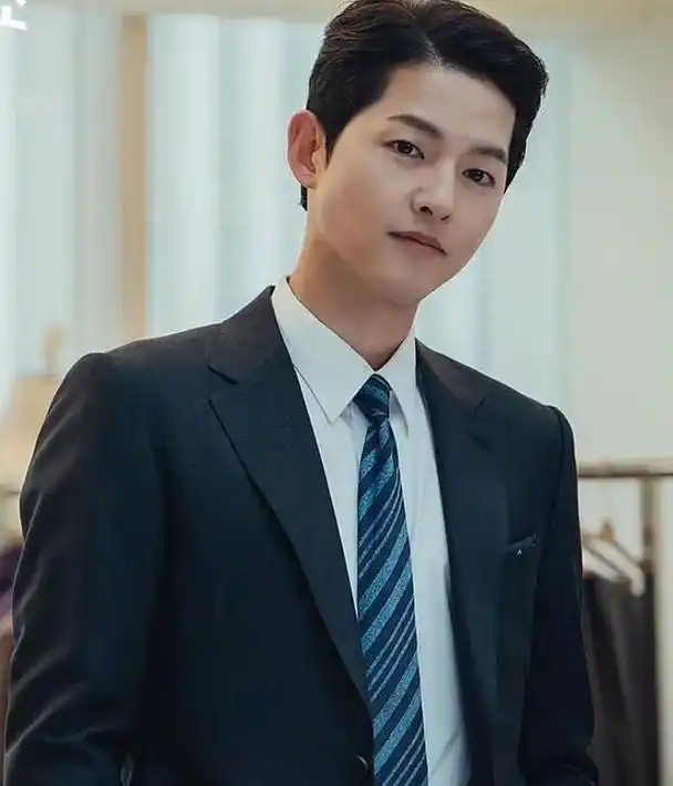 宋仲基和妻子凯蒂出席了妹妹的婚礼,宋仲基穿着黑色西装,内搭白衬衫和