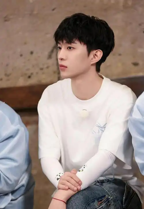 微博电影之夜投票,肖战领先,王一博紧随其后,朱一龙张艺兴上榜|王源