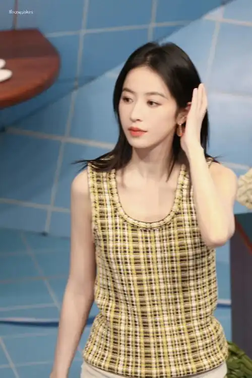 老公姐90  实际:看见土味应援憋不住笑的可爱媛媛06    #周雨彤