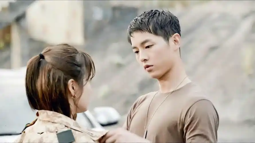 宋仲基《太阳的后裔》刘大尉偷看剧照图片桌面壁纸