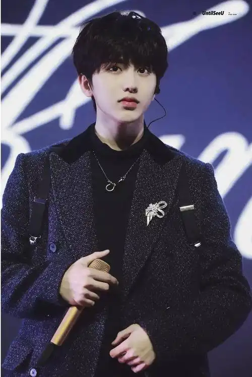 景甜和蔡徐坤长相相似被说蹭热度?那么官方的回答都热搜第一了