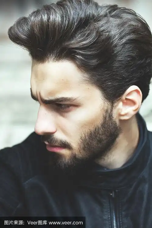 一个帅气的胡子男人的时尚肖像