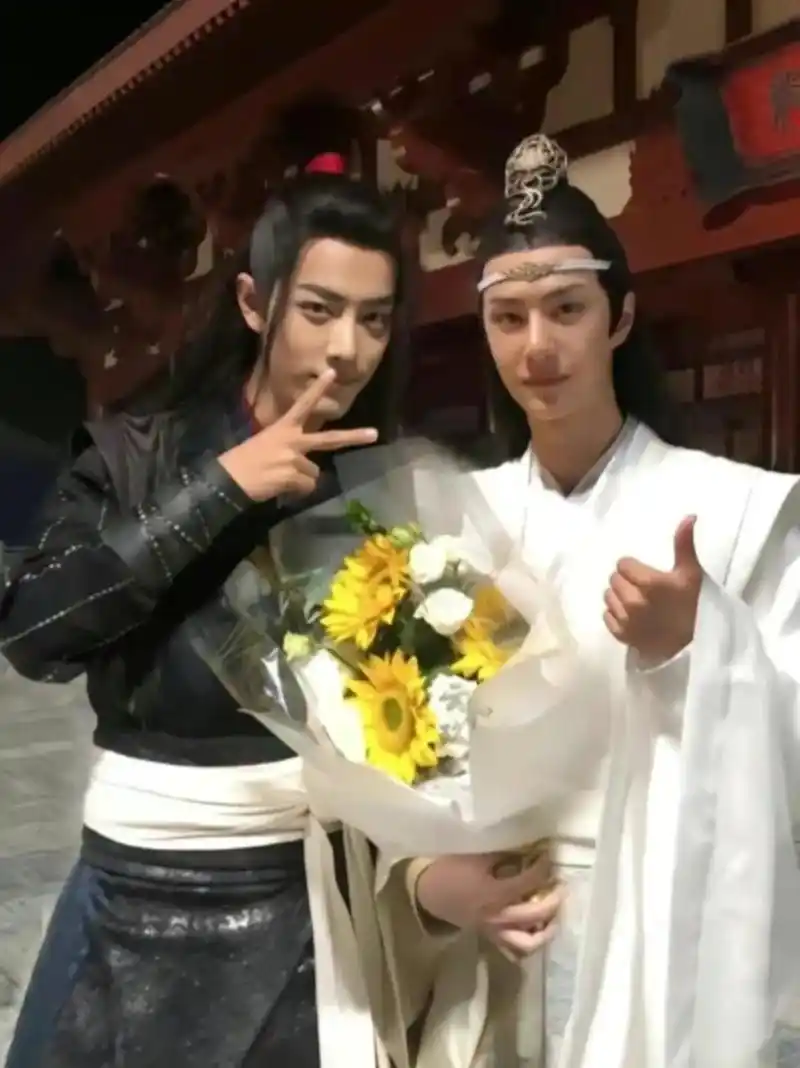 博君一肖 #王一博肖战 #陈情令  真真假假的合照,你能分 - 抖音