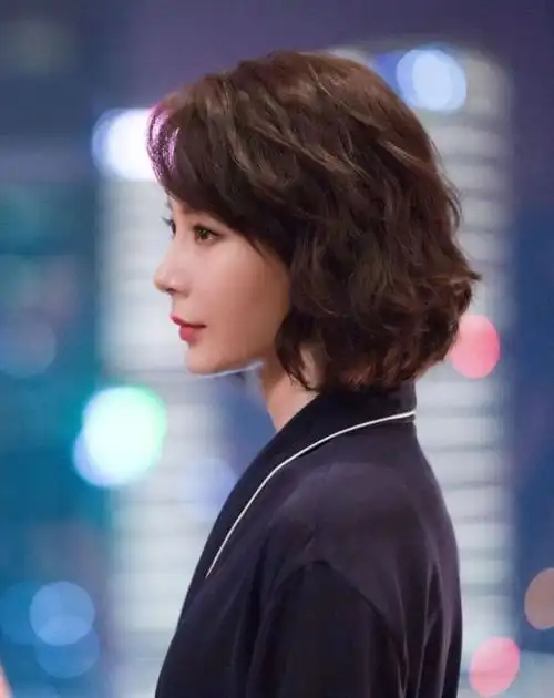 女人上了年纪适合什么发型?学陈数袁泉剪短发减龄又有气质