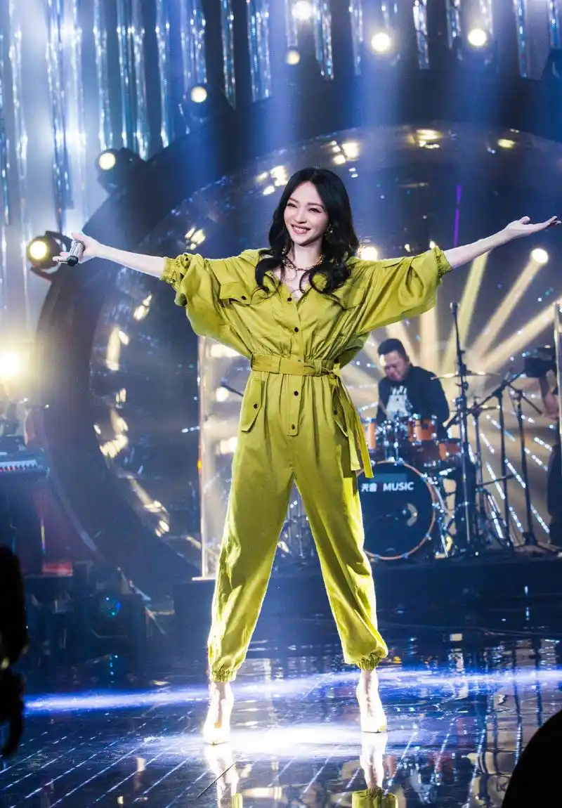 张韶涵大眼细腰,难以想象身高只有158