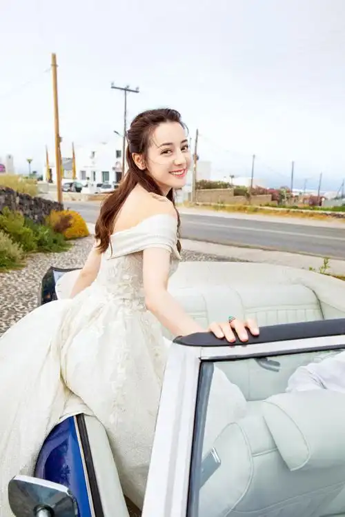 迪丽热巴一字肩婚纱绝美迷人吊带蕾丝裙身材凹凸有致