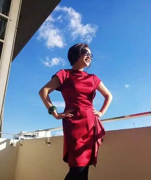 64岁刘晓庆素颜走机场,皮肤白皙不显老,鹅黄束腰上衣清新又减龄