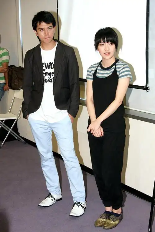 郭采洁首次携男友走机场小5岁男友身材五五分弯腰驼背超颓废