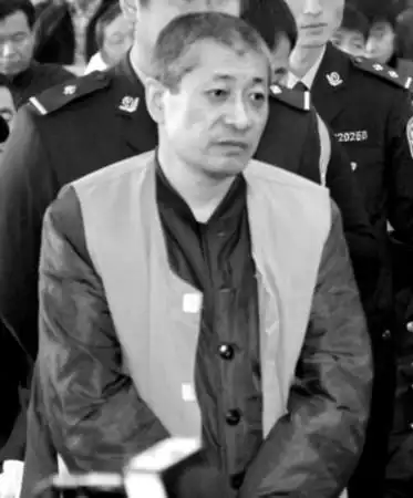 王少斌在庭上 本组图片本报记者李志刚摄王少斌团伙人员正在接受审判