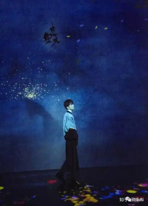 的新歌mv,其中的造型和舞美,让我看到了国际摄影大神蜷川实花的影子