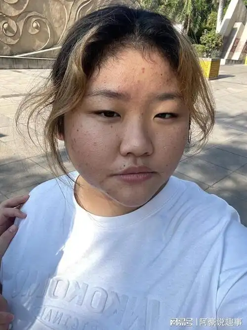 很丑,但是绝不在我的审美点上,看上去就是个很稳重很踏实的女生她喜欢