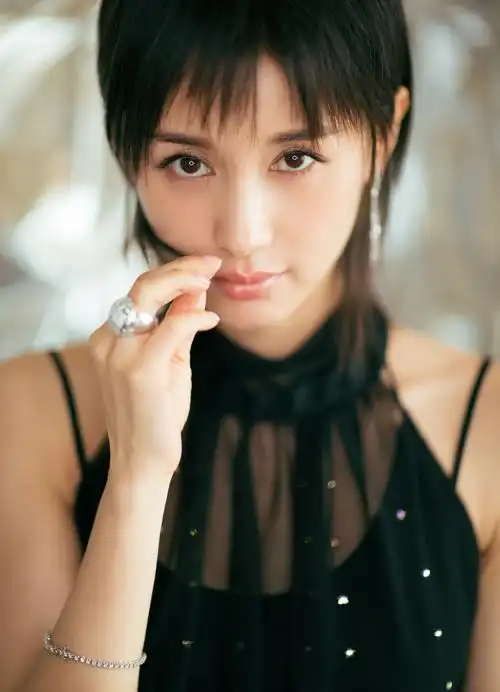 王子文曳地黑裙小露香肩 唱《姐妹》捐车队热心助慈善