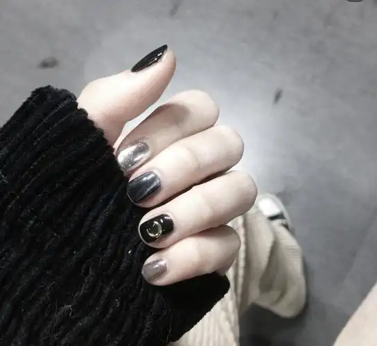 一下子变亮了,也会很好的起到提亮肤色的效果,都说黑色是最显白的颜色