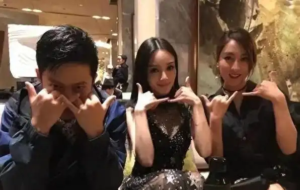 因此,"李小璐在pg ona家中过夜"的事件被公众知晓后,贾乃亮从一个广受