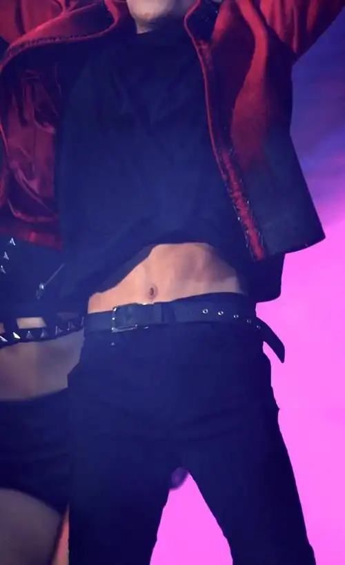 hi 嗯哼,是排骨还是腹肌?