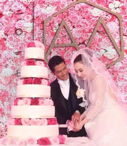 郭富城结婚2周年,婚礼现场照流出,看娇妻方媛的眼神很宠溺!