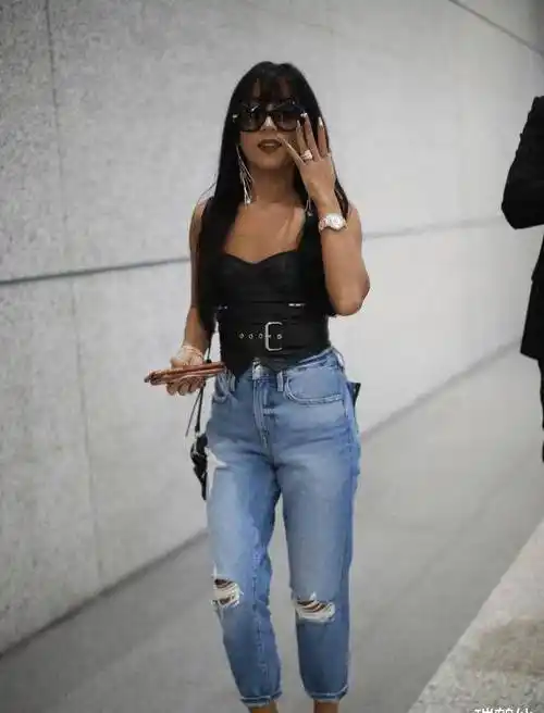 吉克隽逸现身机场,皮质抹身材搭配破洞牛仔裤,狂野风太适合她了_显得