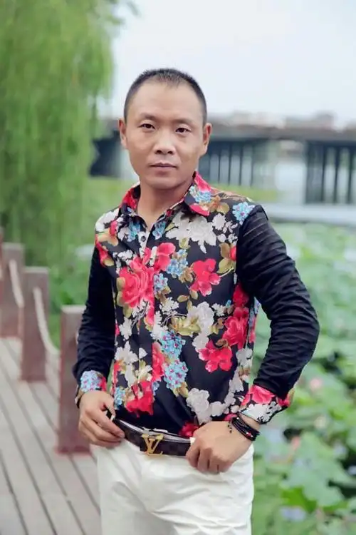 早年经历祁隆早期照片祁隆出生在山东省菏泽市鄄城县闫什镇一个农村