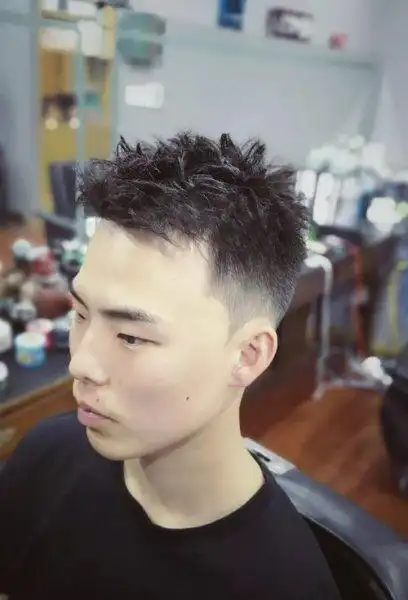 男生最拉风亮眼的短卷发 气场十足的男生短发示范