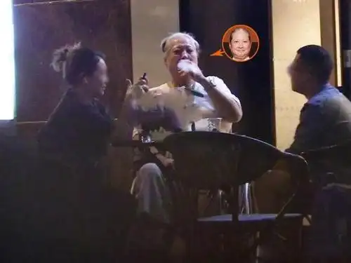 大家都知道前几天有好几个明星因为在室内抽烟登上热搜,所以洪金宝