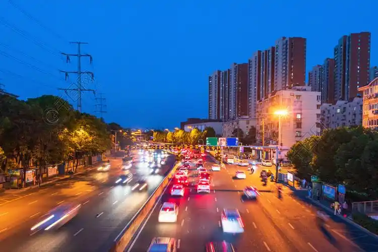 城市夜景傍晚的车流街景