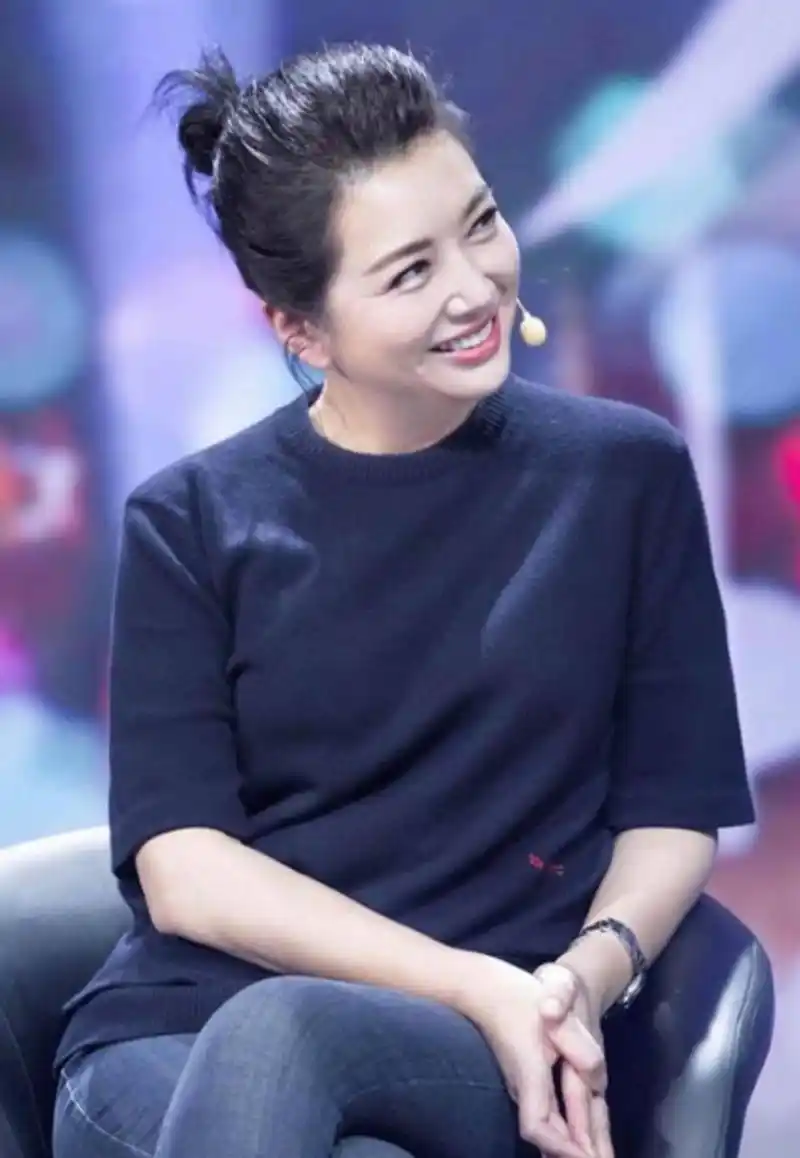 江珊的笑是最迷人的,白皙的皮肤,好看的鹅蛋脸和嘴角迷人的梨涡,简直