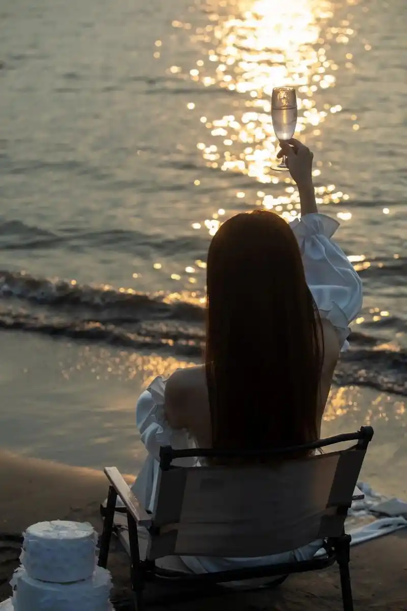 保持热爱奔赴山海 我们什么时候去海边喝酒