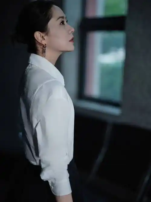 海清穿白衬衫黑长裙拍摄写真造型大方气质优雅