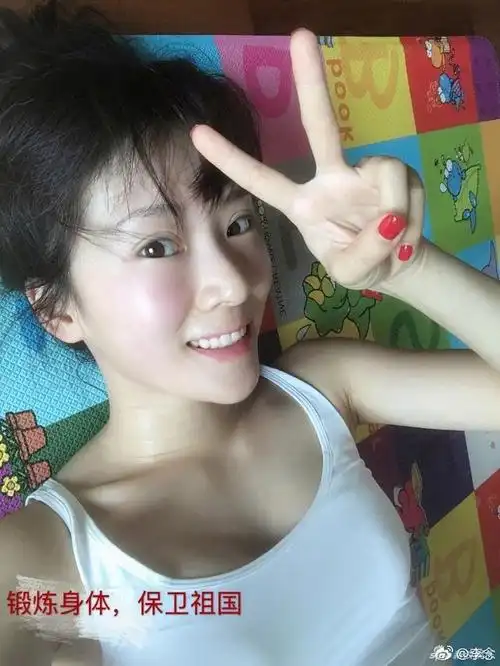 阔太李念起大早晒出工照 素颜完美大眼水灵灵